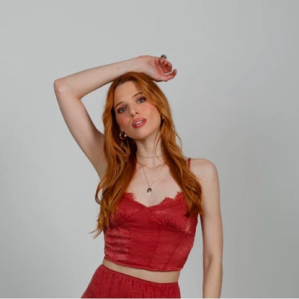 Chic Dusty Rose Lace Trim Crop Top - Picture 2 of 4